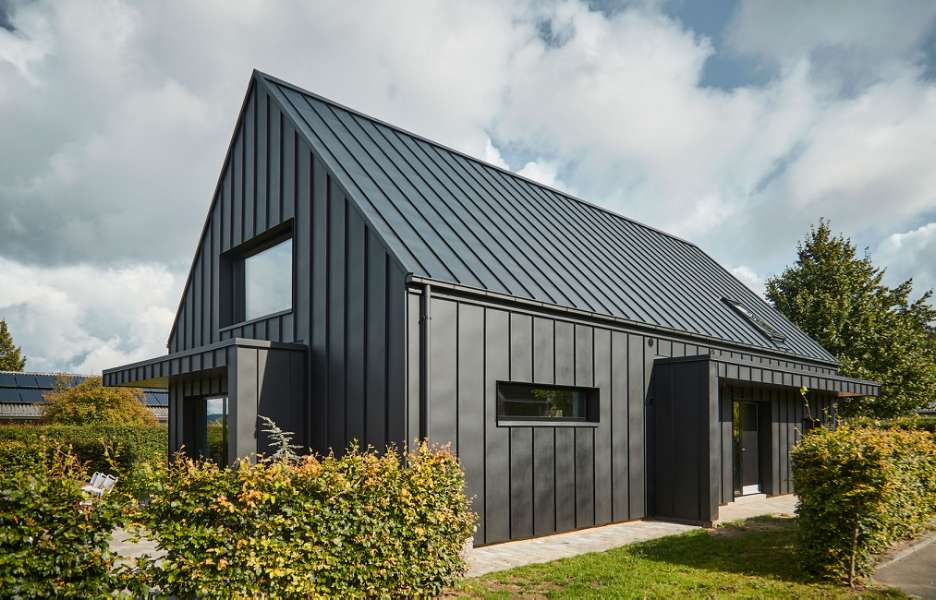 Red-brick house from the 1970s “repackaged” in steel profiles, Bakkelyparken 37, 8680 Ry